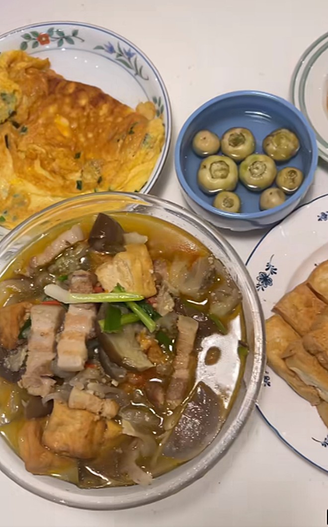 Gia đình nổi tiếng mạng xã hội Việt: Vợ đảm, chồng siêu nấu nướng, con gái vào bếp cưng xỉu - 13