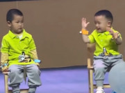 Làm mẹ - Đến trường xem con biểu diễn, bố mẹ "ngã ngửa" khi thấy hành động cậu bé làm với bạn ngay trên sân khấu