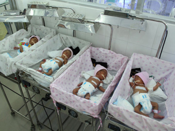 Bố mẹ trùng họ, 4 đứa con sinh tư được đặt tên hay đến mức y tá thốt lên: Người vợ thật có phước