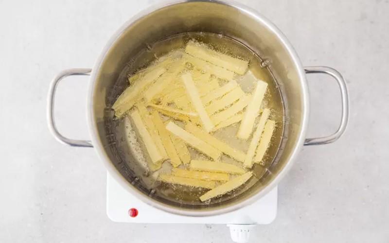 Bạn cho khoai tây trong ngăn đá ra, thả vào nồi dầu chiên trực tiếp. Nếu khoai tây chiên bị đông cứng lại thì bạn không cần rã đông.
