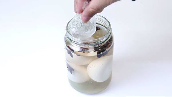 Đặt túi nilon có nước để dìm trứng xuống dưới