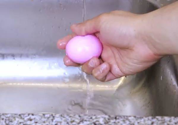 Rửa trứng thật sạch