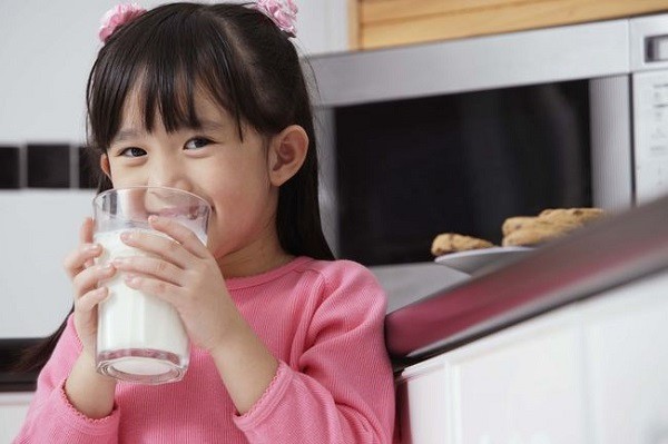 Uống nhiều sữa bò có bị dậy thì sớm không? Trẻ uống sữa bò, sữa đậu nành hay sữa nào thì tốt hơn? - 2