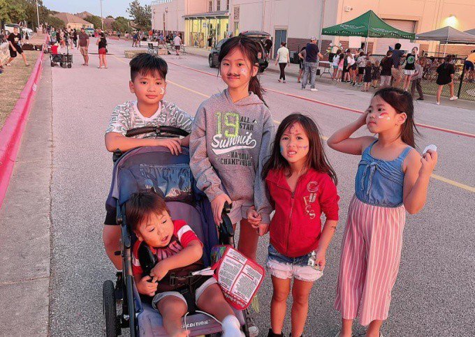 Cậu út được cả nhà hết sức yêu thương.