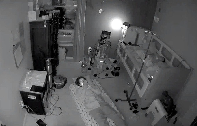 Thời gian đầu, gia đình thuê y tá riêng túc trực ngày đêm, sau đó giảm dần thời gian theo dõi.