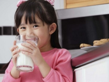 Uống nhiều sữa bò có bị dậy thì sớm không? Trẻ uống sữa bò, sữa đậu nành hay sữa nào thì tốt hơn?