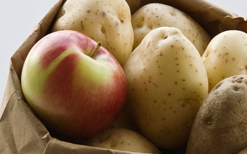 Vì vậy, có thể ngăn chặn sự nảy mầm của khoai tây bằng cách để khoai tây và táo cùng nhau. Sau khi để chúng vào nhau xong, đóng kín hộp lại, để nơi thoáng mát. Cách làm này rất đơn giản và hiệu quả.
