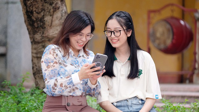 Vẻ đẹp trong veo amp;#34;gây sốtamp;#34; của nữ thủ khoa kỳ thi tốt nghiệp THPT 2023 - 4