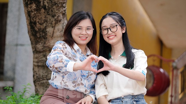 “Vân Anh là học sinh ngoan, chăm chỉ học tập. Các kỳ thi trong năm lớp 12, em luôn dẫn đầu trường. Thành tích học tập của Vân Anh rất đáng ngưỡng mộ”, cô Tin nhận xét về cô học trò cưng của mình.