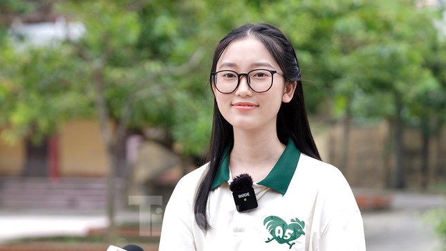 Chia sẻ về dự định sắp tới, với điểm 28,05 tổ hợp D01 (Toán, Văn, tiếng Anh), Vân Anh dự kiến sẽ đăng ký nguyện vọng vào ngành Kinh tế Quốc tế, Trường Đại học Kinh tế Quốc dân.