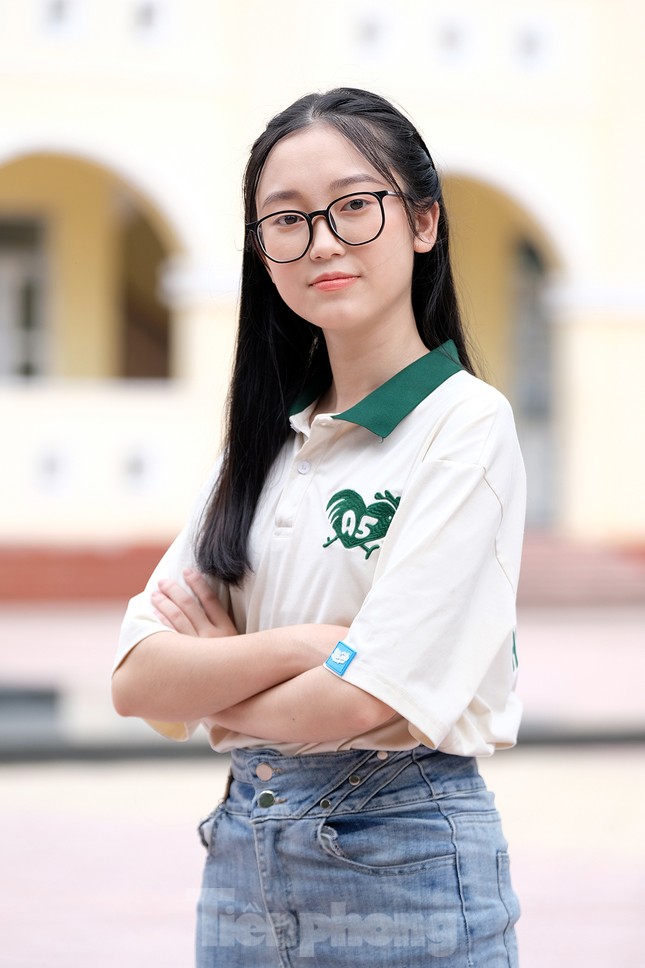 Nhận xét về kỳ thi tốt nghiệp THPT vừa qua, Vân Anh cho biết đề thi năm nay vừa sức nhưng có những câu vận dụng cao khá khó, gây phân vân trong quá trình làm bài. Em nhớ nhất là môn thi Văn. Lúc nhận đề thi thấy câu nghị luận văn học rơi vào tác phẩm Vợ Nhặt của nhà văn Kim Lân, em có “chột dạ” một chút vì không ngờ đề thi vào đoạn cuối của tác phẩm.