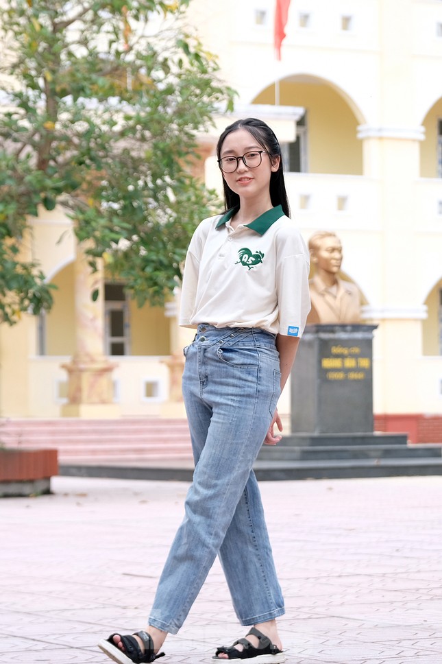 Tuy nhiên, do đã được học đầy đủ nên em vẫn hoàn thành xong bài thi với 3 tờ giấy. So sánh đáp án của Bộ, em nghĩ mình chỉ hơn 8 điểm thôi nhưng không ngờ đã được 9,25 điểm. Môn Toán em cũng chỉ dự đoán được 9 điểm nhưng kết quả là 9,2 điểm.