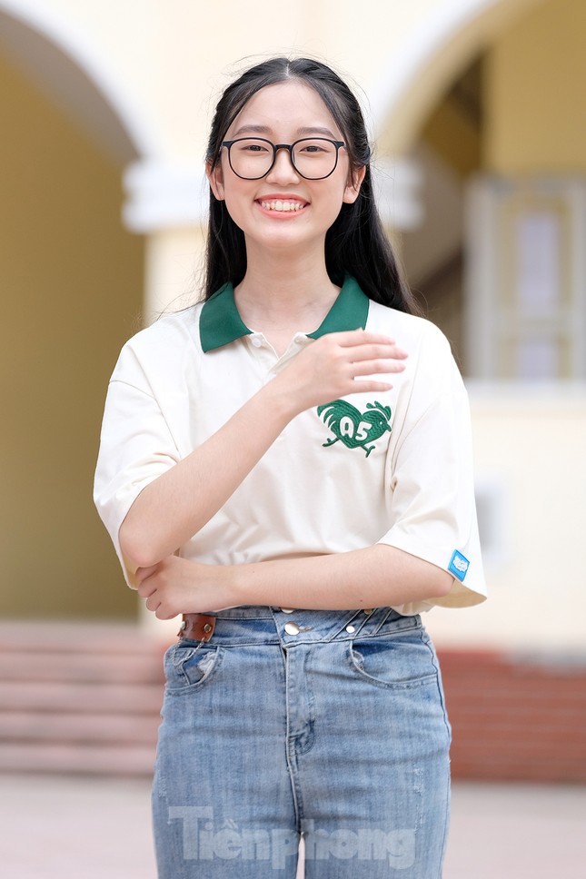 Vẻ đẹp trong veo amp;#34;gây sốtamp;#34; của nữ thủ khoa kỳ thi tốt nghiệp THPT 2023 - 13