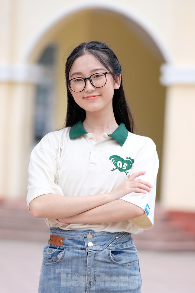 Vẻ đẹp trong veo amp;#34;gây sốtamp;#34; của nữ thủ khoa kỳ thi tốt nghiệp THPT 2023 - 15