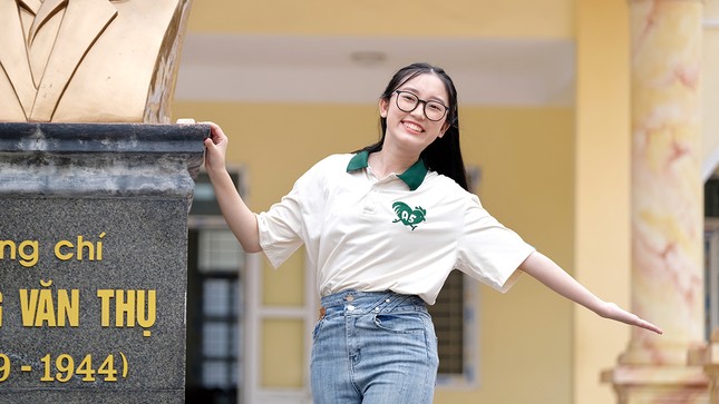 Được biết, Thủ khoa toàn quốc thi tốt nghiệp THPT năm 2023 - Vũ Thị Vân Anh khiến rất nhiều bạn cùng lứa ngưỡng mộ nhưng cũng chịu áp lực lớn và có điểm yếu là nước đến chân mới học.