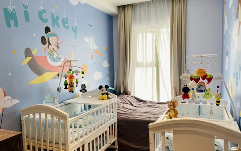 Phòng ngủ của 2 cậu con trai Mickey và Jerry được trang trí với màu xanh chủ đạo. Cặp đôi cũng chi nhiều món đồ nội thất dễ thương cho các chàng quý tử.
