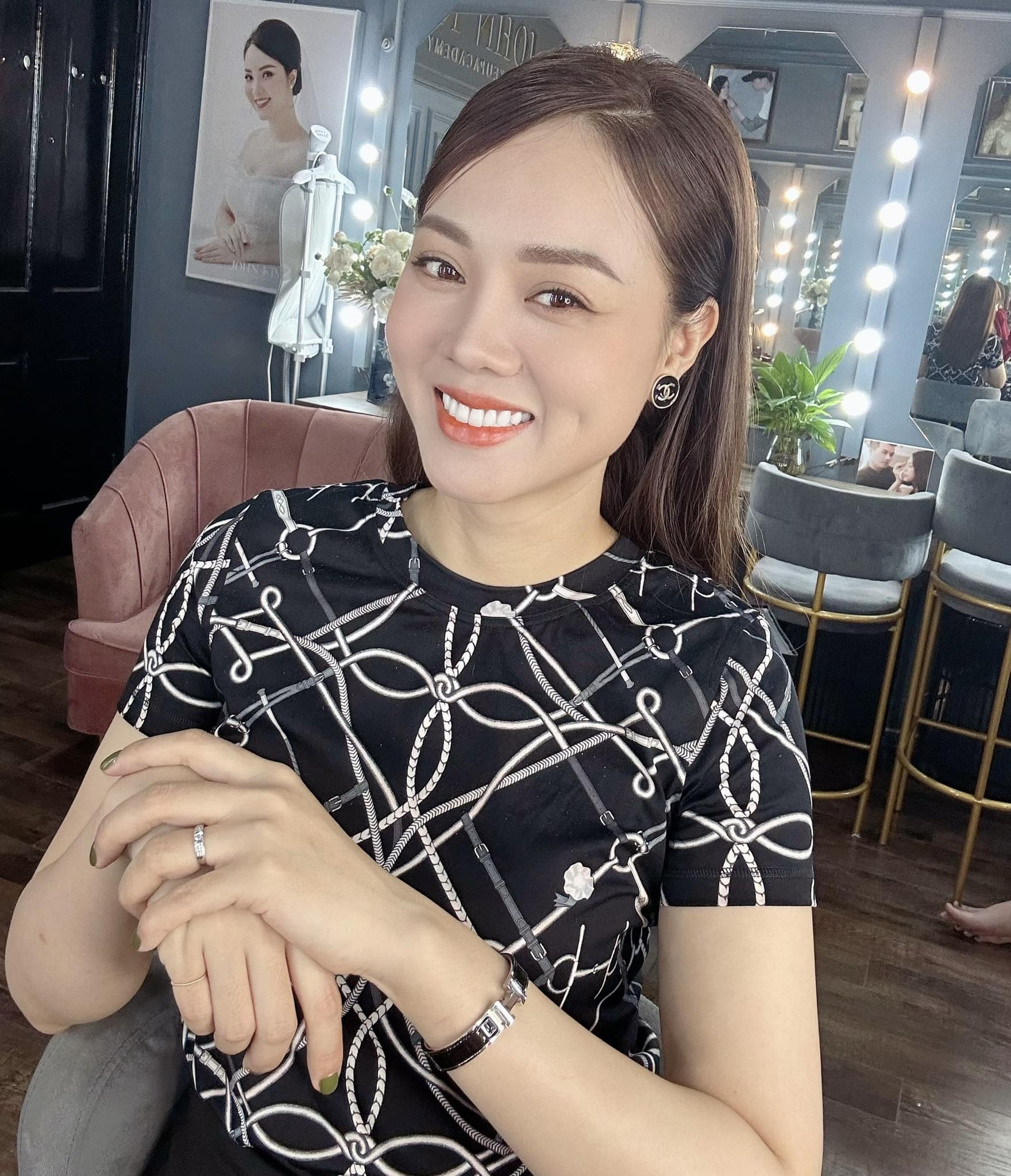 View - Vợ trẻ của Công Lý ở nhà từng bị nhầm là shipper, ra đường đẹp chẳng thua quốc bảo nhan sắc Việt