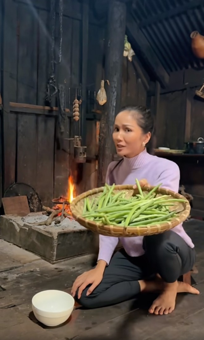 amp;#34;Hoa hậu nghèo nhất Việt Namamp;#34; về nhà làm món ăn dân dã mà lạ với đậu, thốt lên: Cực tốn cơm! - 1