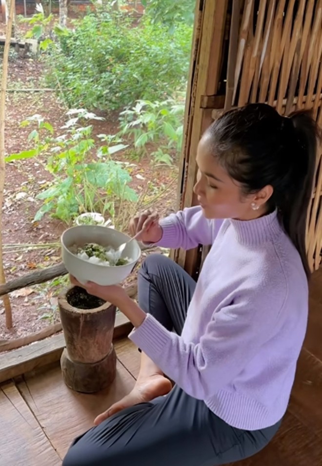amp;#34;Hoa hậu nghèo nhất Việt Namamp;#34; về nhà làm món ăn dân dã mà lạ với đậu, thốt lên: Cực tốn cơm! - 13