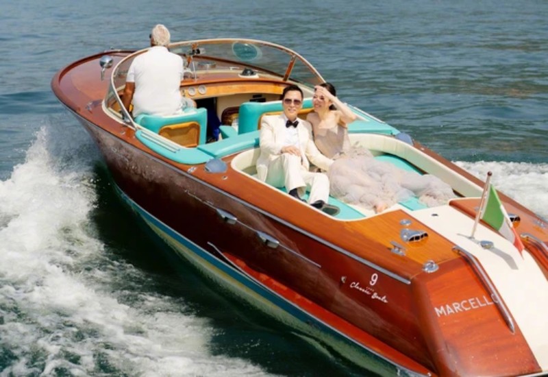 Trong loạt ảnh, nam diễn viên chia sẻ trên mạng xã hội hình ảnh thuê du thuyền cùng vợ dạo chơi trên hồ.
