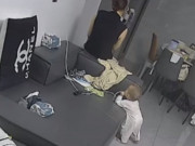 Làm mẹ - Mẹ bỉm mải bấm điện thoại, lúc quay ra thấy cảnh tượng hãi hùng của con bên chiếc dây sạc mà ân hận