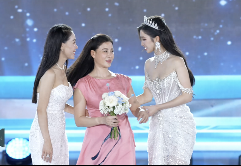 Trực tiếp Chung kết Miss World Vietnam 2023: Top 5 Người đẹp Nhân ái lộ diện, sắp tìm ra chủ nhân vương miện - 15