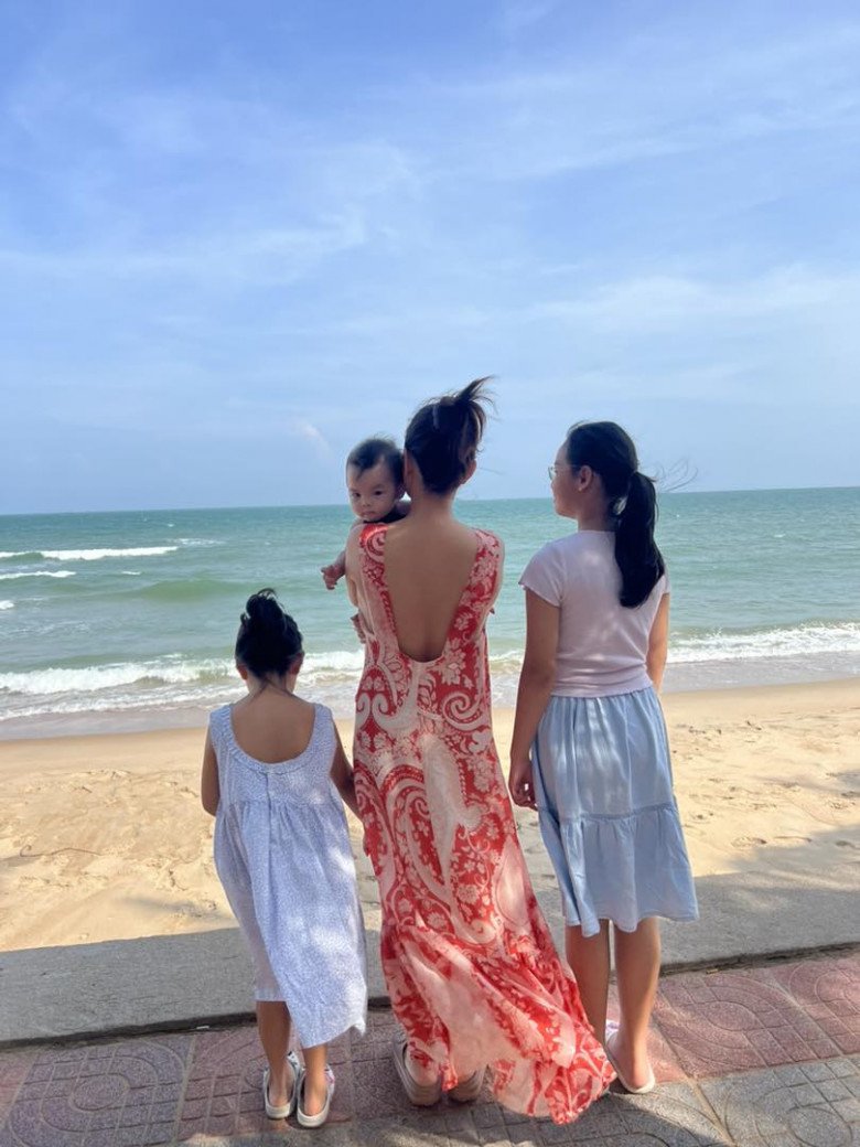 Từ khi có thêm con thứ 3, Phạm Quỳnh Anh tập trung thời gian quây quần bên gia đình nhỏ.