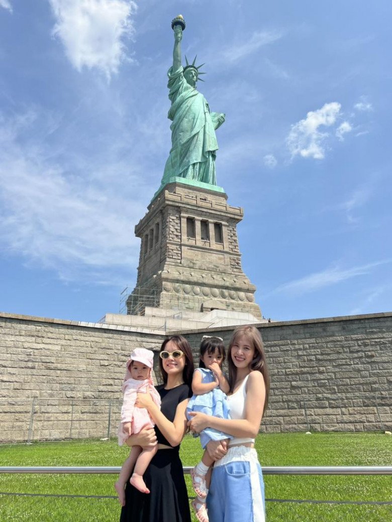 Con gái út Zoey được mẹ dẫn đi thăm thú khắp nơi.