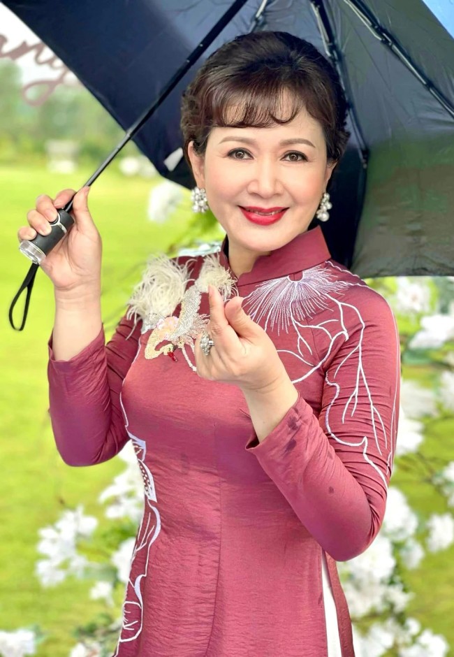 Quá khứ của phú bà VTV phá đám chuyện con gái ân ái với chồng: Từng là nữ hoàng ảnh lịch amp;#34;khét tiếngamp;#34; - 11