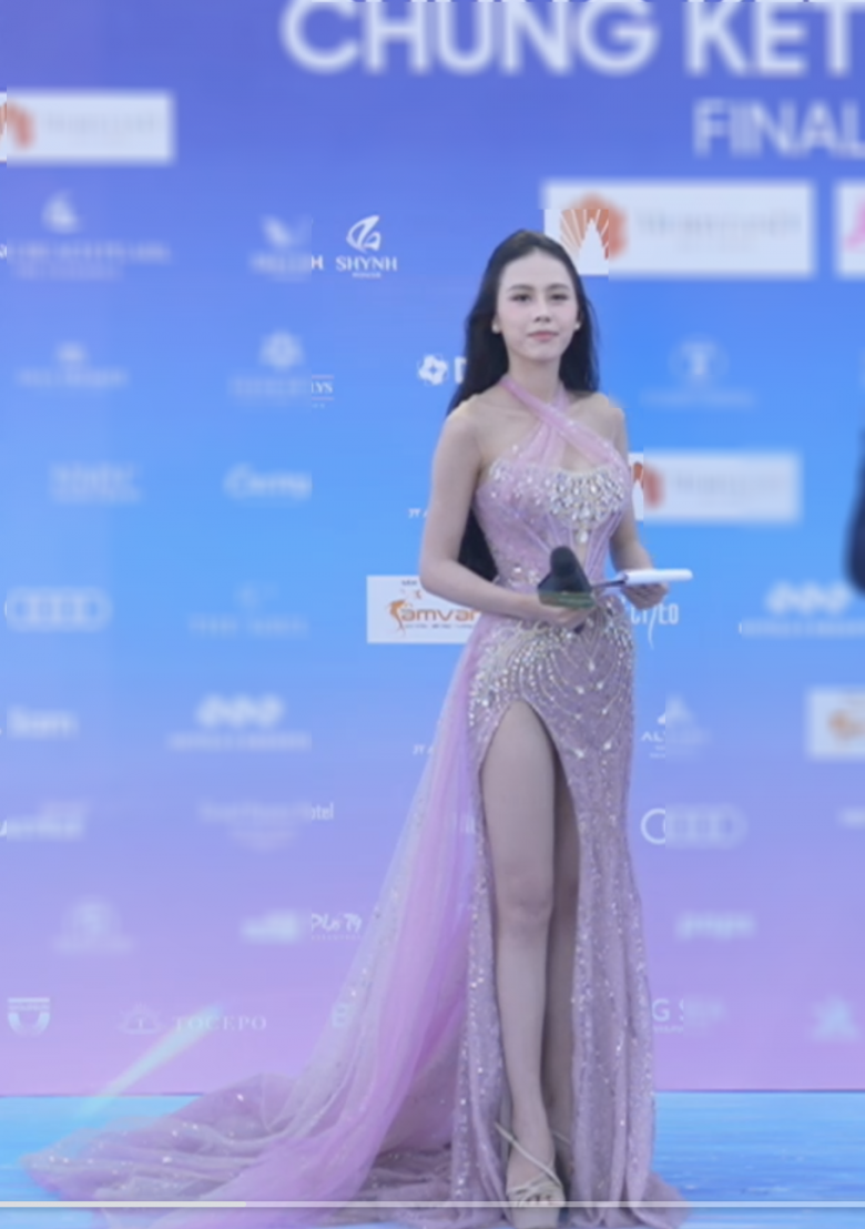 Nữ MC nhà Đài  amp;#34;cầm trịchamp;#34; chung kết Miss World Vietnam: Ảnh chụp lén khó dìm, bóng lưng đẹp như thiếu nữ - 4