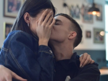 Đang ân ái mặn nồng, bạn trai bỗng hôn mạnh vào   chỗ hiểm   khiến cô gái đầu óc choáng váng, vài ngày sau phải đến viện