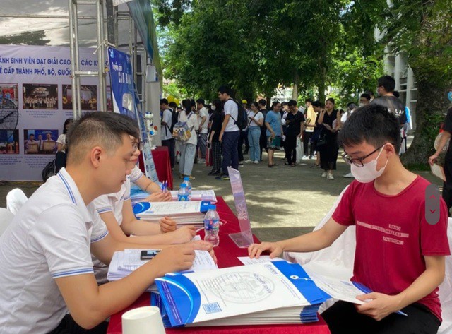 Thí sinh tham dự ngày hội tư vấn tuyển sinh đại học 2023.