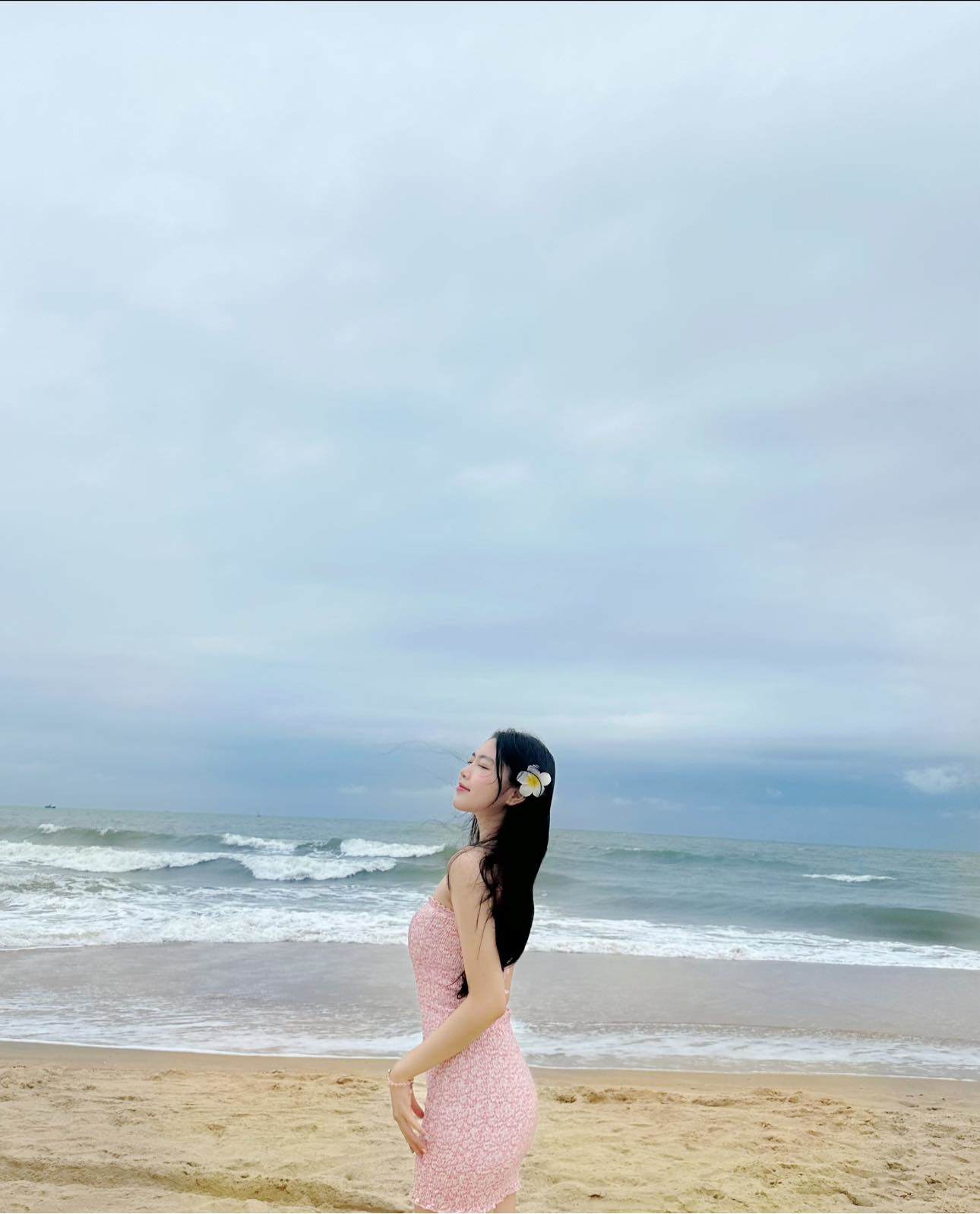 Ngắm 2 con gái Quyền Linh đi biển, không cần bikini vẫn nổi bật đặc điểm không nhiều Hoa hậu có - 3