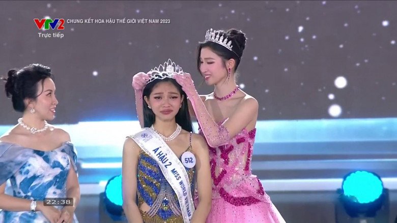 View - Nhan sắc Á hậu 2 Miss World Việt Nam gây tranh cãi: Khán giả nghi mua giải, chênh lệch khi đứng cạnh người tiền nhiệm