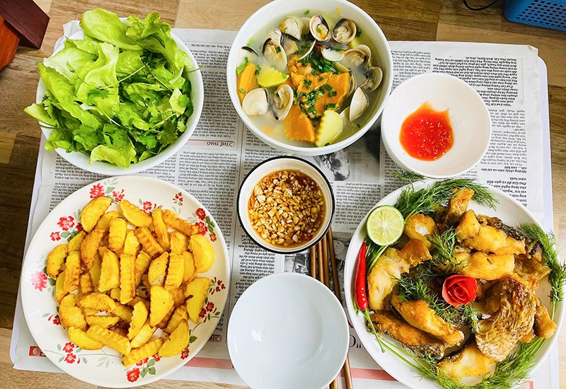 Ngoài nấu cơm, chị Hường còn khéo léo làm thêm các loại bánh mì, món salad kiểu Âu, hay mì Ý, mì trộn để thêm đa dạng bữa ăn gia đình.
