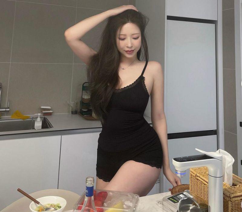 Chế độ ăn uống cũng được Choi Somi chú trọng kiểm soát nhằm giúp cô duy trì được eo thon, ngực đầy quyến rũ.
