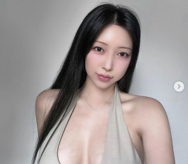 Sở dĩ cô nàng được ưu ái gọi là "hot girl 700 tỷ" vì dù từng được thiếu gia Trung Quốc bỏ ra số tiền tương đương mời cô biểu diễn trong một sự kiện, nhưng Choi Somi từ chối thẳng thừng.
