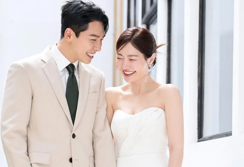 Trong loạt hình cưới, cô dâu Lady Jane gây chú ý với vẻ ngoài xinh đẹp ngọt ngào, trong khi đó chú rể Lim Hyun Tae cũng rất điển trai và rạng ngời hạnh phúc.
