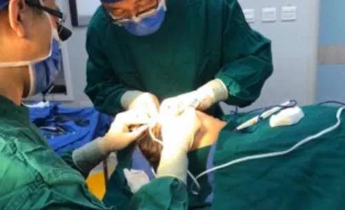 Người phụ nữ tuổi 54 chia sẻ về trải nghiệm dao kéo của mình. Cô cho biết khi tiêm thuốc tê quả thật rất đau nhưng sau đó khi thuốc có tác dụng, không còn cảm nhận được cơn đau nữa.