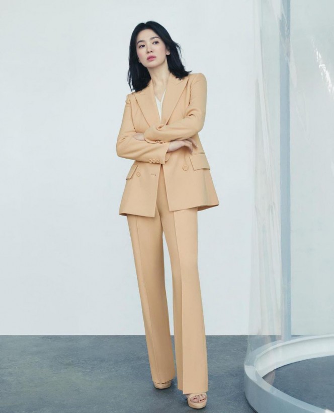 Chiếc quần giúp Song Hye Kyo từ 1m6 biến hình như người mẫu, chân dài miên man - 5