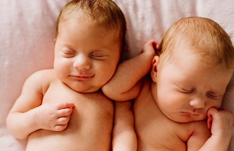 Hai em bé đáng yêu này đã trải qua vài tuần dài ở phòng chăm sóc đặc biệt dành cho trẻ sinh non. Nụ cười nhếch mép hết sức ngọt ngọt có thể làm tan chảy trái tim bất cứ ai.
