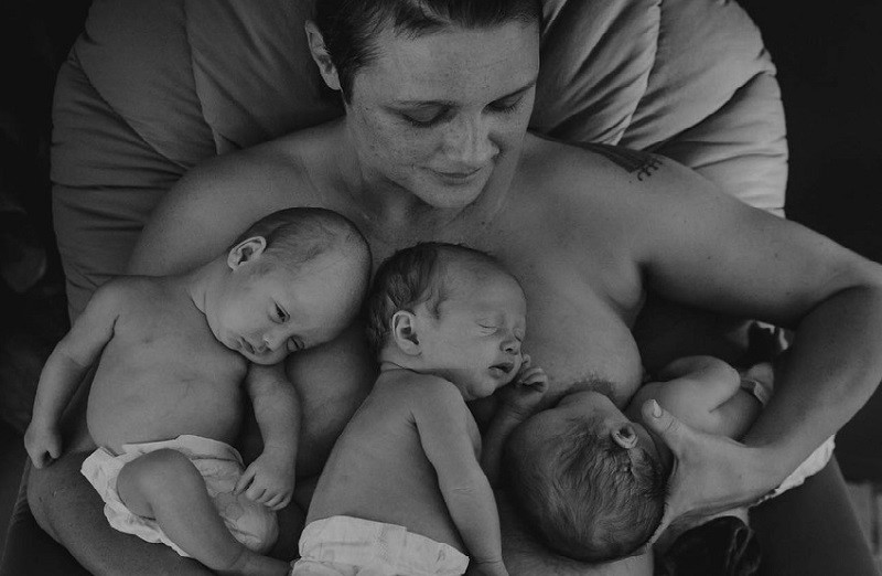 Đây là có lẽ bức ảnh chứa đầy sự yêu thương. 3 đứa trẻ ngái ngủ đang nằm trên người của mẹ, ánh mắt trìu mến của người mẹ nhìn các con đầy mãn nguyện.

