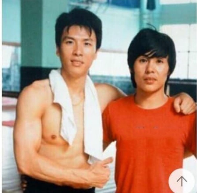 Triệu Trường Quân bên đệ tử Chung Tử Đơn.