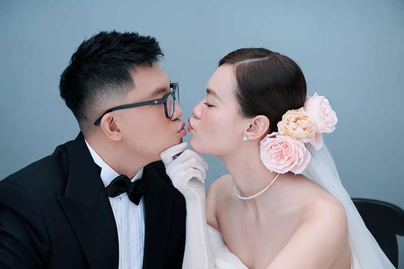 Mới đây, chân dài Vietnam's Next Top Model Lê Thanh Thảo đã chia sẻ loạt ảnh cưới, không ngại để lộ dung mạo ông xã của mình.
