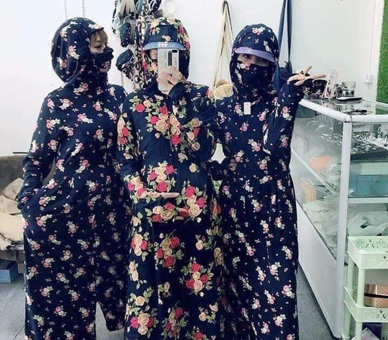 Không riêng những hình ảnh hài hước tại Trung Quốc, thời trang chống nắng của chị em Việt cũng gây cười chẳng kém. Những bộ trang phục chống nắng áo liền quần vốn là một trong những món thời trang đặc trưng của chị em Việt.
