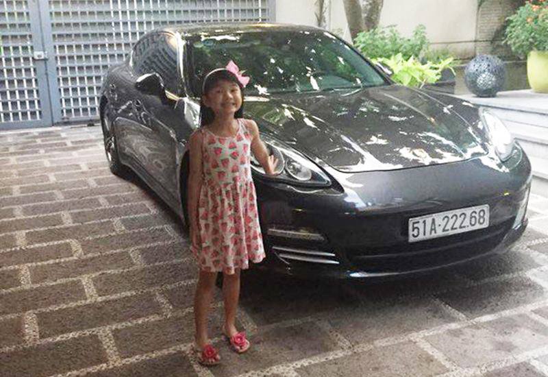 Nhờ xinh xắn, đáng yêu và có gia thế là bố mẹ giàu có, 5 tuổi đã sở hữu xe hơi 5 tỷ, Devon Bảo Tiên từng được ví von với sao nhí nổi tiếng thế giới "Suri Cruise" - cô bé được gọi là "Suri Cruise" của Việt Nam.
