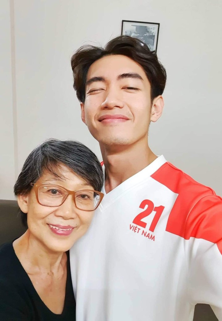 Mẹ của Quang Đăng được biết đến là một người rất thân thiện, có tâm hồn trẻ trung.