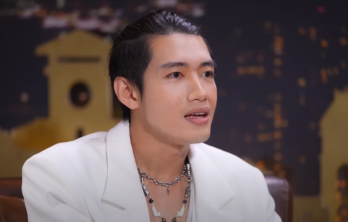 Anh tiết lộ mẹ như một thánh sống với mình.