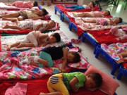 Làm mẹ - Con 3 tuổi được cô giáo khen ngủ trưa ở trường rất ngoan, mẹ nhìn thấy liền gục ngã, lập tức chuyển trường