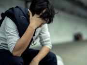 Làm mẹ - Chồng đi làm xa 2 năm mới về, nghe con gái kể tối nào cũng có chú đến chơi, đêm khuya mới ra về